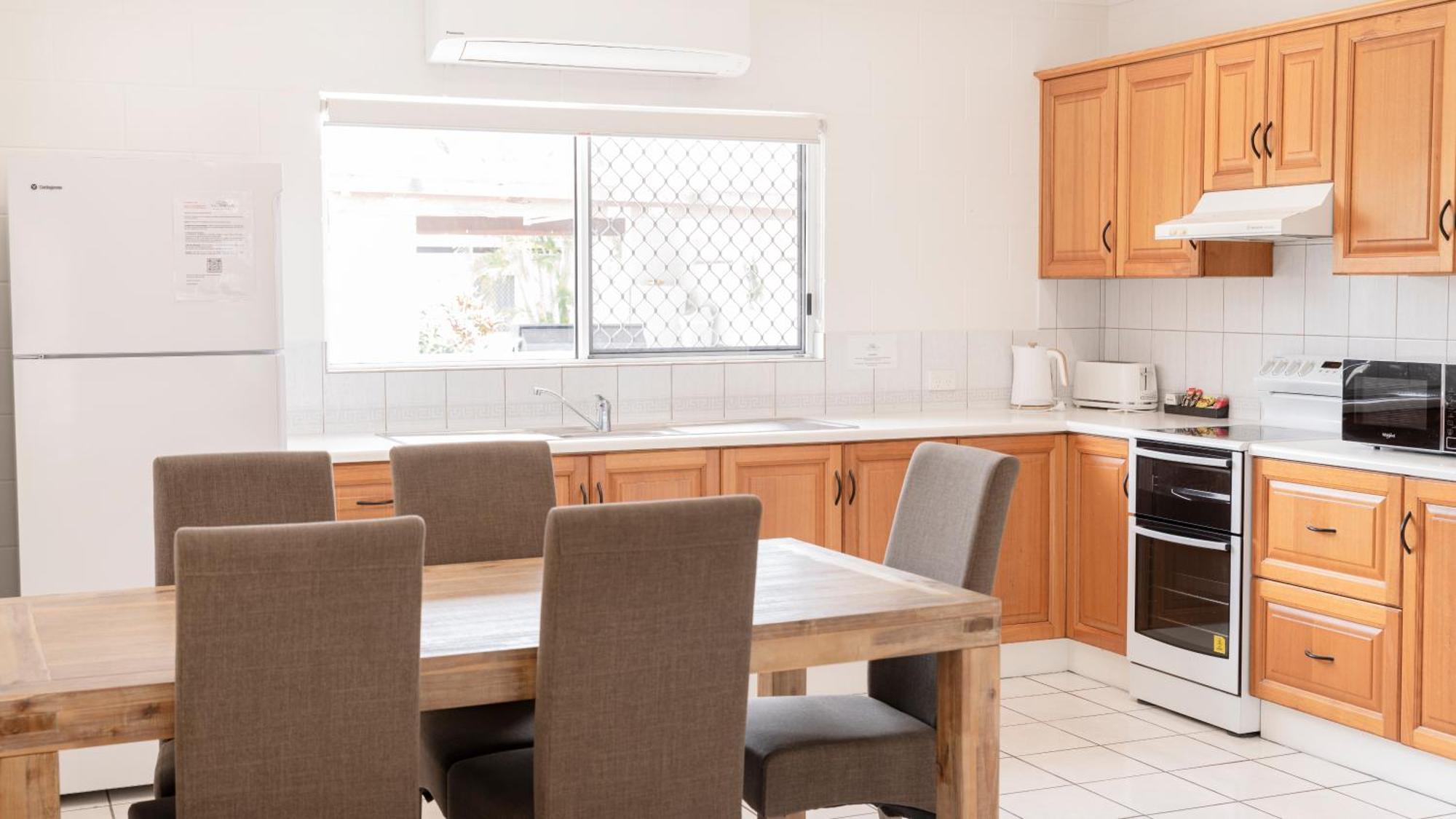 Palm View Holiday Apartments Боуэн Экстерьер фото