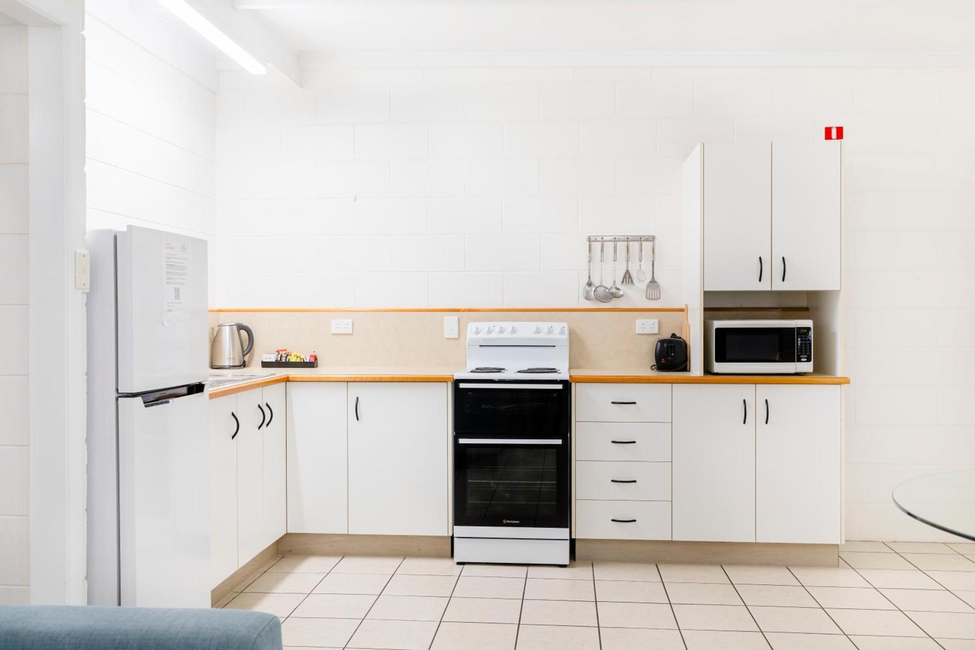 Palm View Holiday Apartments Боуэн Экстерьер фото