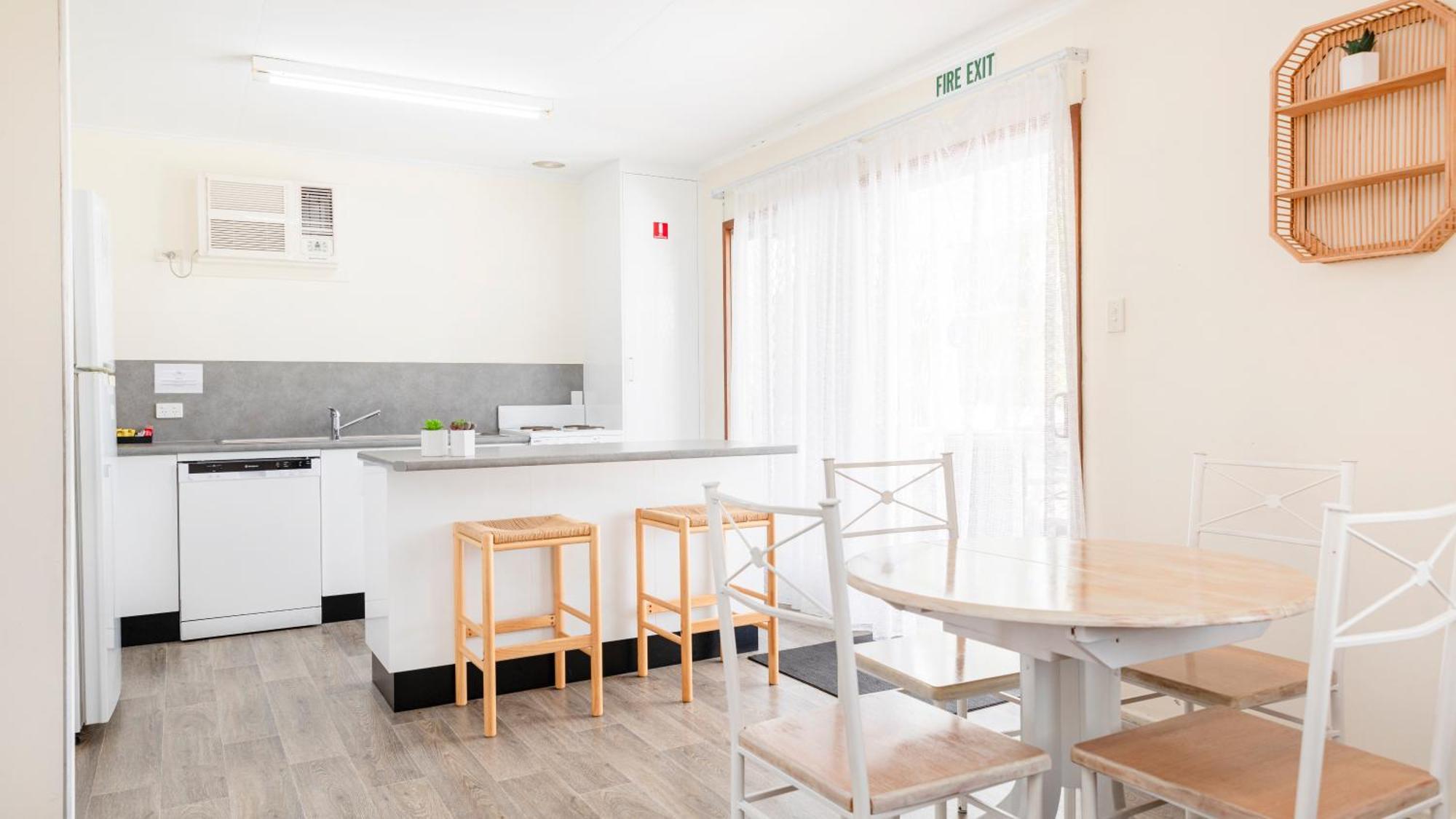 Palm View Holiday Apartments Боуэн Экстерьер фото